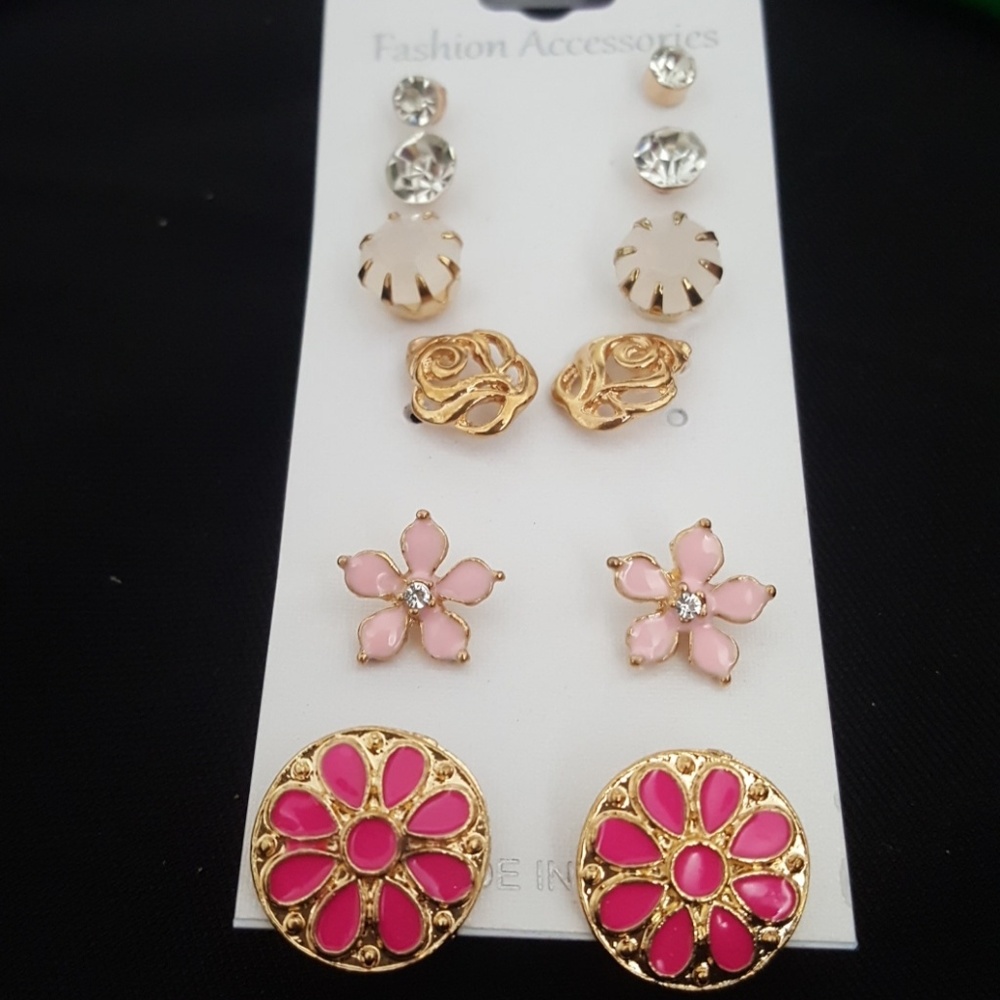 6 pairs of earrings